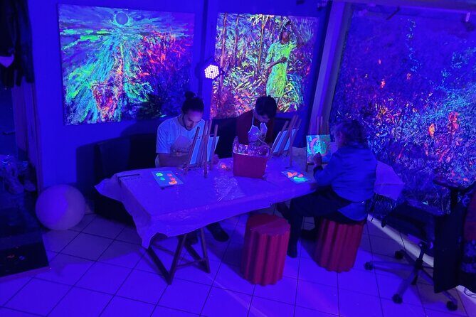 Fluorescent painting studio in Lyon in an art gallery - Key Points