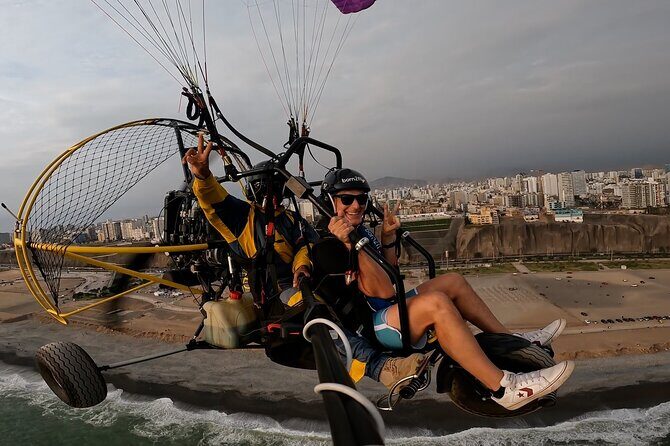 Fly paragliding along the coast of Lima - Exploring the Lima Paragliding Experience