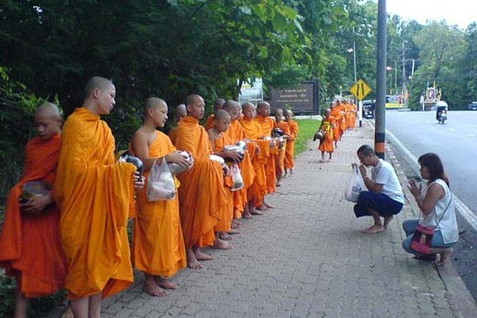 Follow monks trails Hiking & Alms Offering Doi suthep - Detailed Review of the Tour Experience