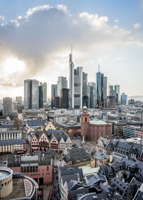 Frankfurt - Private Shopping tour - Setting the Scene: Starting at the Fountain of Justice