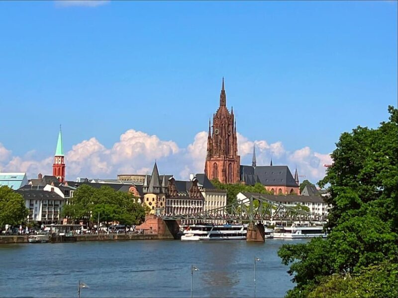 Frankfurt: Walking tour in Russian in private - just for you and your friends - Authenticity and Value