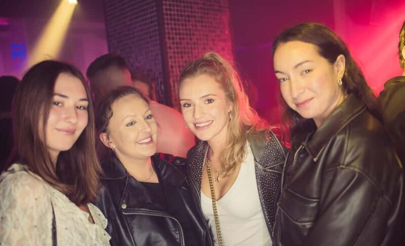 FREE pub Crawl with optional 1 hour open bar and 3 VIP clubs - Exploring the Lisbon Pub Crawl in Detail