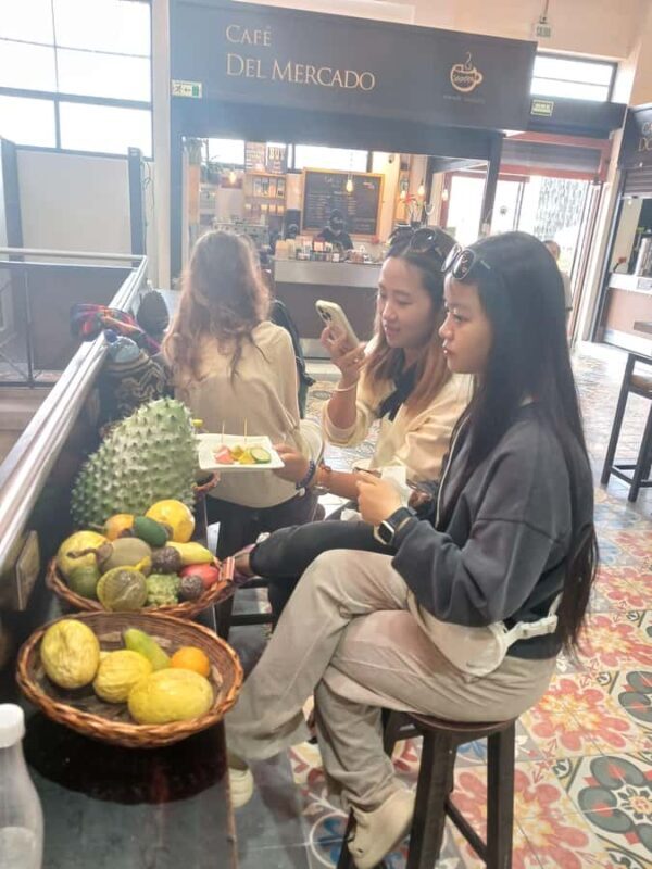 Free Walking Tour Bogotá: Arte, Historia y Café - Wandering the Cobblestones: La Candelaria’s Artistic Soul