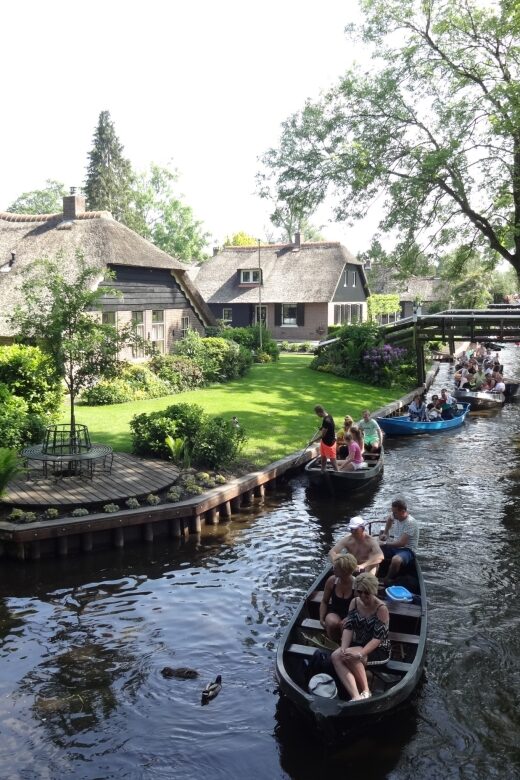 From Amsterdam: Giethoorn Day Trip with Small Electric Boat - From city buzz to tranquil waters: the journey begins