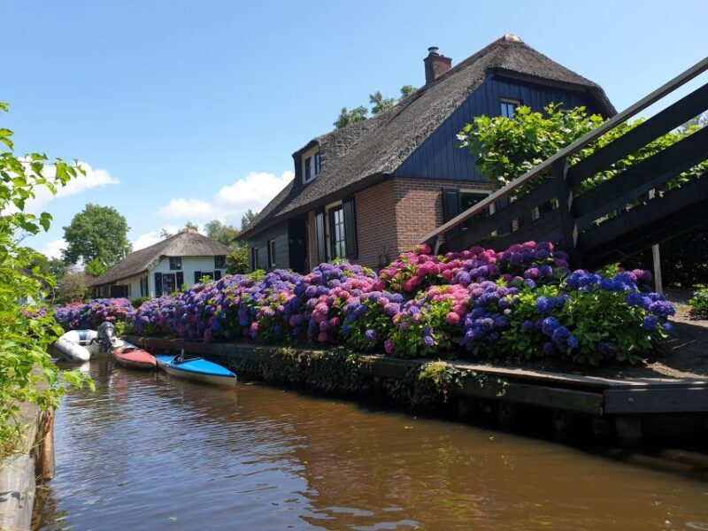 From Amsterdam: Giethoorn Day Trip with Small Electric Boat - Arriving in Giethoorn: a village like no other