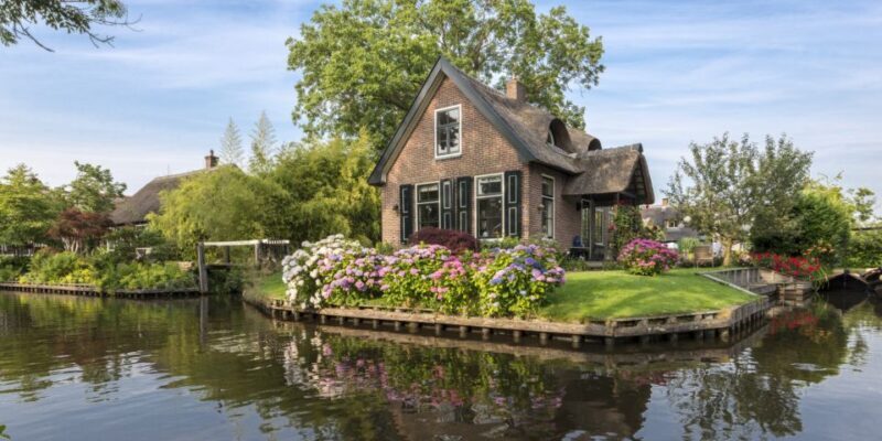 From Amsterdam: Giethoorn Day Trip with Small Electric Boat - Lunch and additional sightseeing