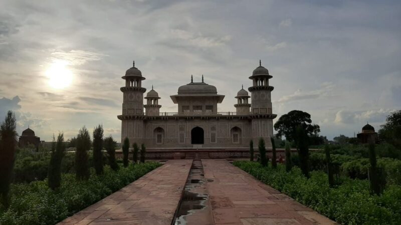 From Delhi : Taj Mahal Tour By Luxury Car with 5 Star Lunch - The Experience in Detail