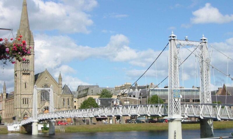 From Edinburgh: Loch Ness & Inverness Tour in Spanish - FAQ