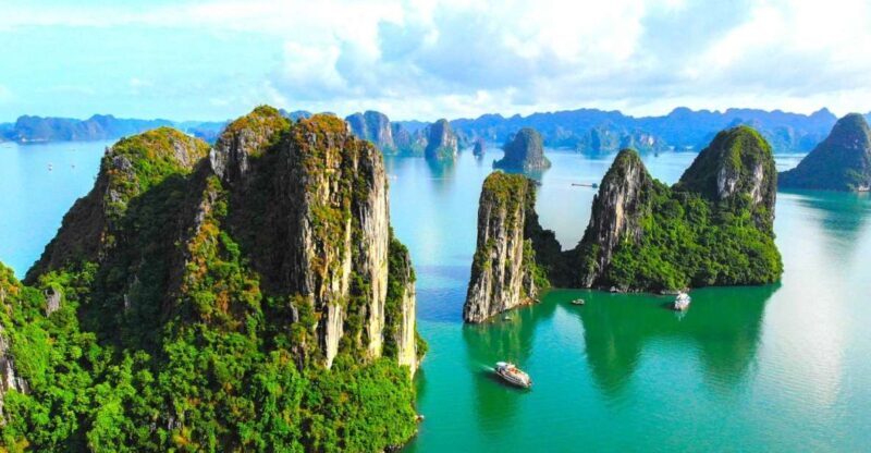 From Hanoi: Halong Bay Day Trip with Lunch and Transfers - Discovering Halong Bay on a Day Trip from Hanoi