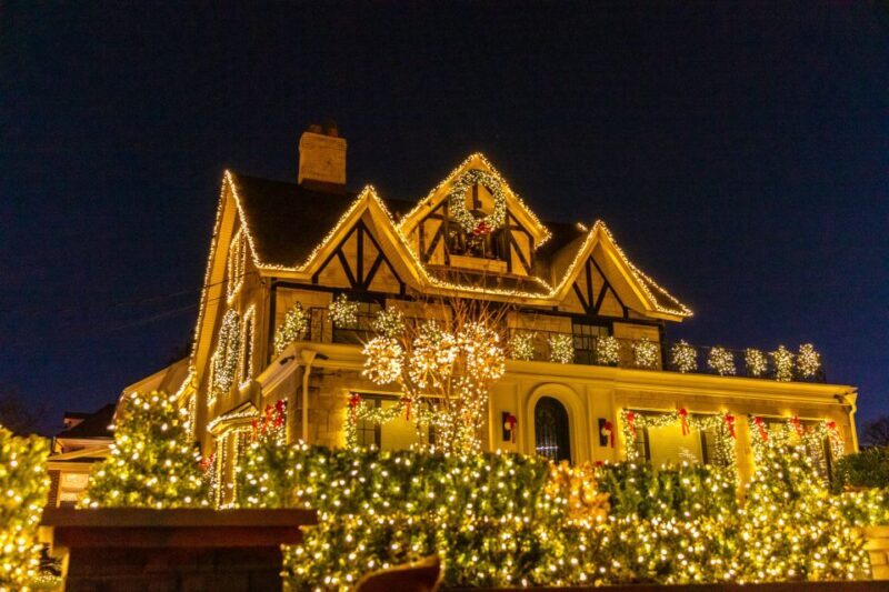 From Manhattan: 4-Hour Dyker Heights Holiday Lights Bus Tour - The Itinerary: What to Expect at Each Stop