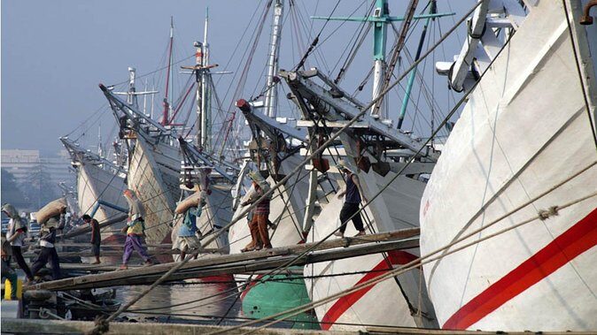 From port Tanjung priok : Jakarta Private Tour With Lunch - Exploring Jakarta: What the Tour Offers