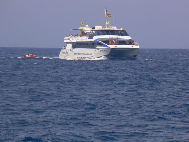 From Puerto Rico: Boat trip along the coast w/ Food & Drinks - Exploring the Gran Canaria Coast: An Authentic Maritime Experience