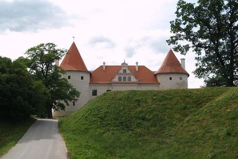 From Riga: Trip to Hill of Crosses, Rundale Palace & Bauska - Discover Latvia and Lithuania with a Full-Day Tour from Riga