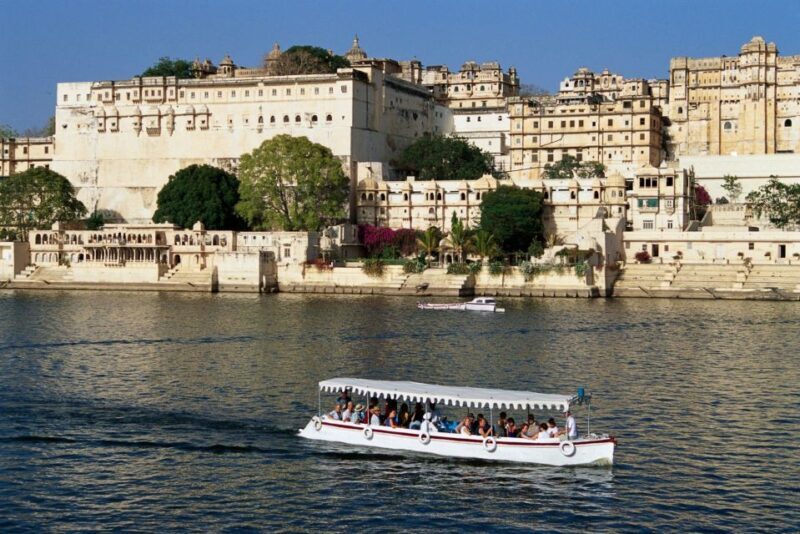From Udaipur: Private Udaipur City of Lakes Sightseeing Tour - Lunch at the Bank of the Lake