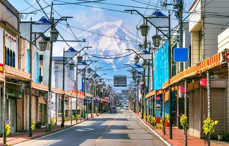Fuji Photography Tour: Arakurayama Sengen Park, Hikawa Clock Shop, Oshino Hakkai, the most beautiful Lawson convenience store, and Lake Kawaguchiko Oishi Park (Departure from Tokyo). - The Lawson photo stop: ordinary Japan, unusual backdrop