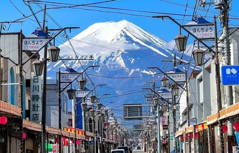 Fuji Photography Tour: Arakurayama Sengen Park, Hikawa Clock Shop, Oshino Hakkai, the most beautiful Lawson convenience store, and Lake Kawaguchiko Oishi Park (Departure from Tokyo). - Lake Kawaguchiko’s seasonal finale