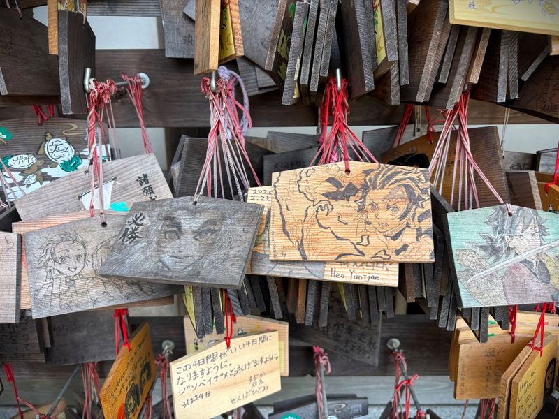 Fukuoka Attack on Titan Full-Day Pilgrimage Tour with Levis Bronze Figure - Kamado Shrine changes the mood