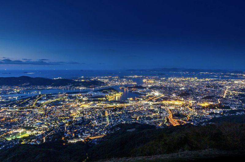 Fukuoka private car charter service: Mojiko, Karato Market, Kokura Castle, Miyajidake Shrine, Munakata Taisha, Kawachi Wisteria Garden, Sarakurayama night view, etc. - Kokura Castle adds a garden pause