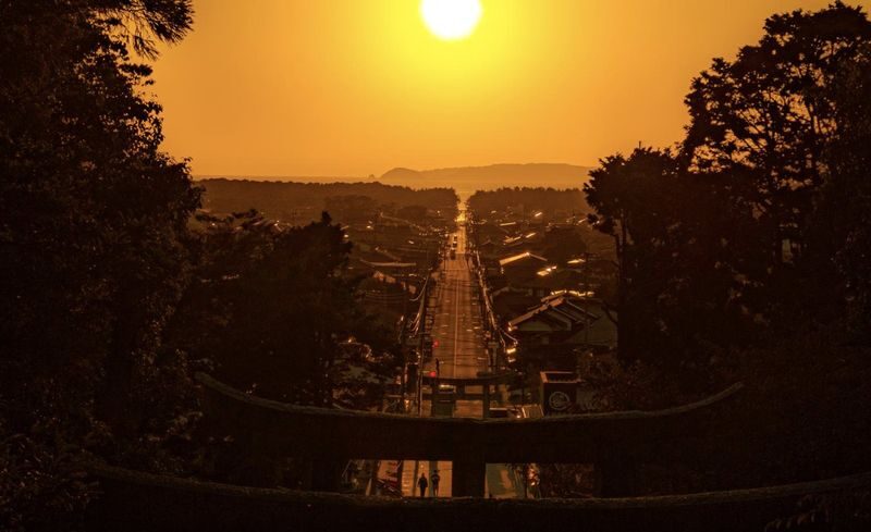 Fukuoka private car charter service: Mojiko, Karato Market, Kokura Castle, Miyajidake Shrine, Munakata Taisha, Kawachi Wisteria Garden, Sarakurayama night view, etc. - What the price covers, and what it doesn’t