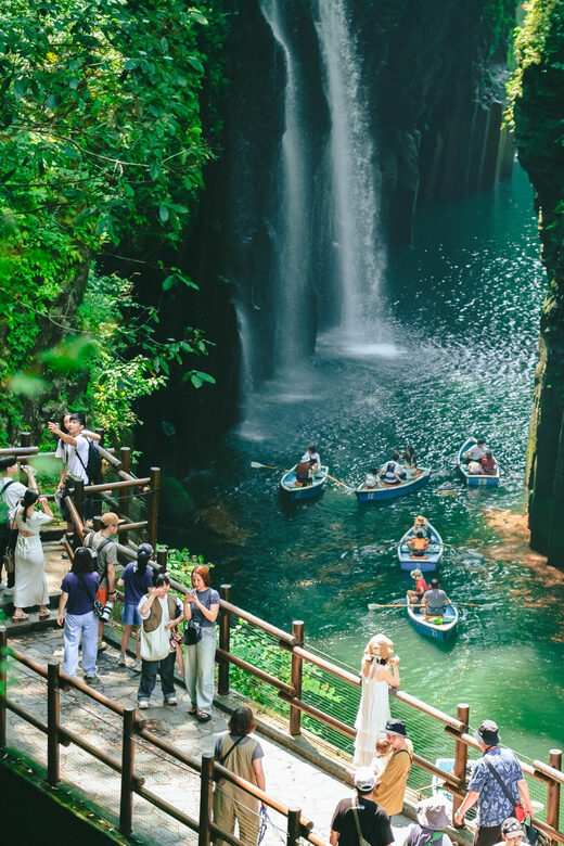Fukuoka: Takachiho Gorge Highlights One Day Private Tour - The Transport, Timing, and Atmosphere