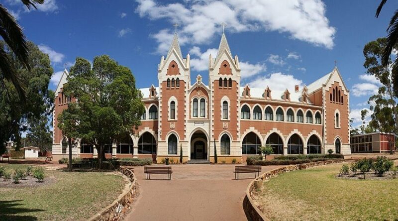Full Day Pinnacles Desert and New Norcia - Journey to the Pinnacles Desert