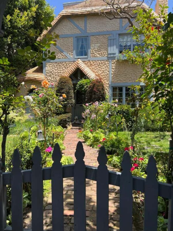 Garden Paths and Architectural Gems - A Closer Look: What to Expect on This Santa Monica Walk