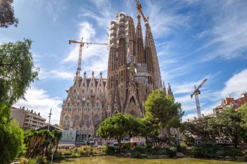 Gaudí Private Tour: Must-See Sites & Hidden Modernism Gems - In-Depth Look at the Gaudí Private Tour