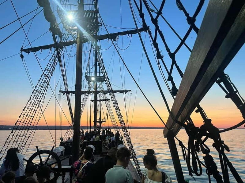 Gdansk: 8:30PM Evening Cruise With Live Music on Black Pearl - Why This Cruise Works Well