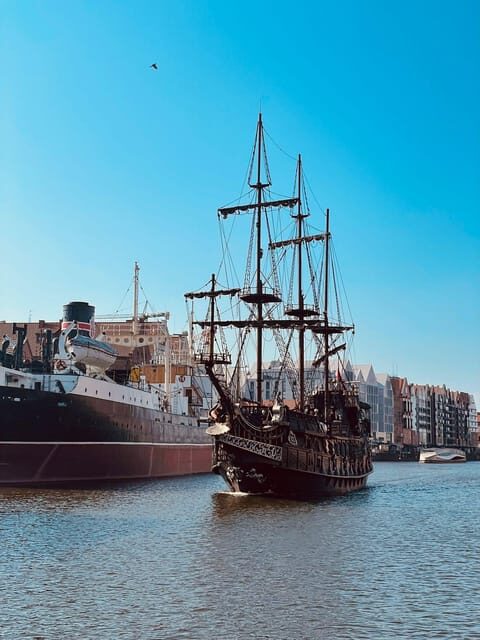 Gdansk: 8:30PM Evening Cruise With Live Music on Black Pearl - FAQ Section