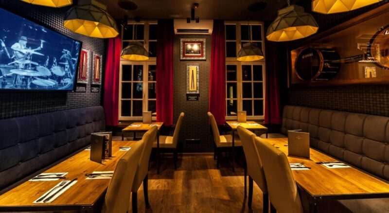 Gdansk: Legendary Burger and Zywiec Beer at Hard Rock Cafe - Quick overview: what this experience is all about
