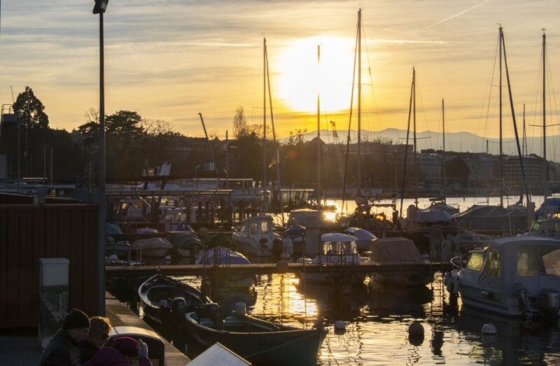 Geneva: Private Express Walk with a Local in 60 minutes - Authentic Experience in a Nutshell