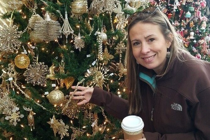 Get in the Holiday Spirit Scavenger Hunt in Williamsburg - Key Points