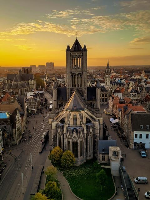 Ghent : Comedy AudioGuide Ghent - Exploring Ghent Through a Humorous Lens