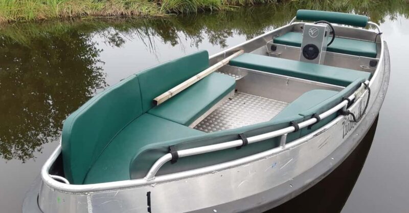 Giethoorn: 2 Hours 8 persons boat steeringwheel + cushions - Key Points