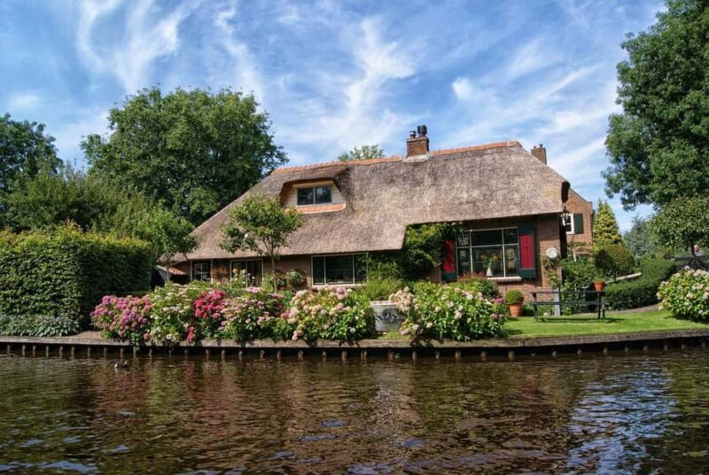 Giethoorn: 2 Hours 8 persons boat steeringwheel + cushions - The Sum Up: Who Will Love This Experience?