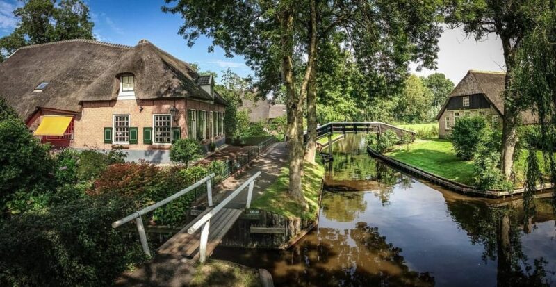 Giethoorn: 2 Hours 8 persons boat steeringwheel + cushions - FAQ