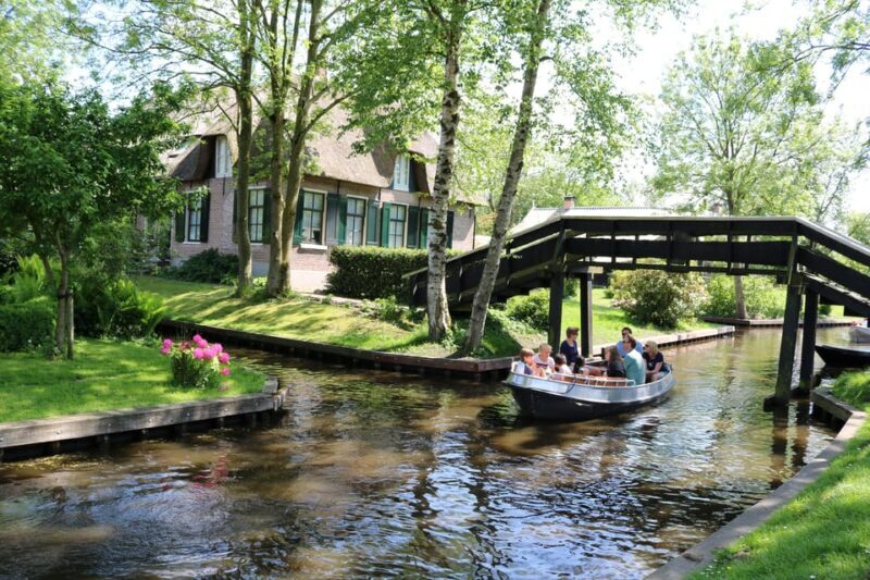 Giethoorn: 2,5 Hours 7 persons boat steeringwheel + cushions - Why Rent a Boat in Giethoorn?