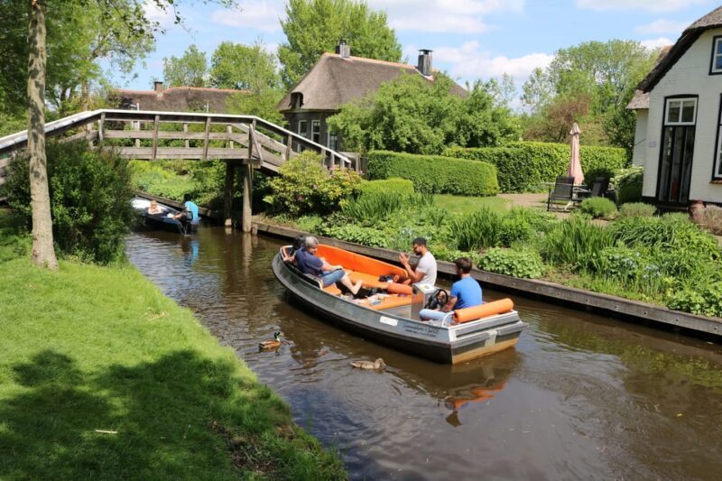 Giethoorn: 2,5 Hours 7 persons boat steeringwheel + cushions - Who Will Love This Experience?