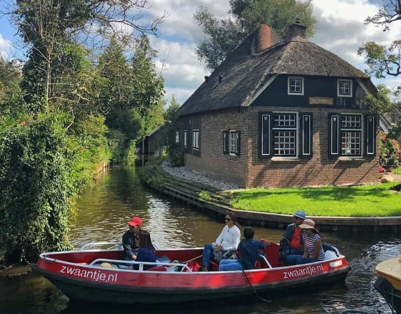 Giethoorn: Boat Rental 2,5 hour 1-8 persons - Analyzing the Value
