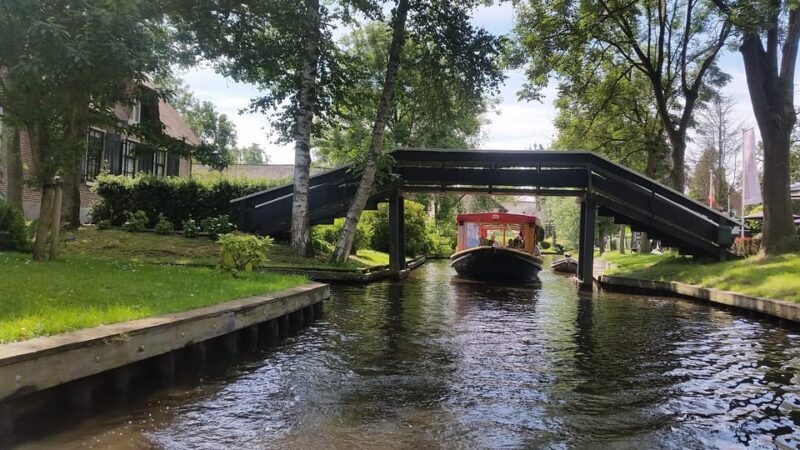 Giethoorn: Canal cruise Giethoorn village and lake - A Detailed Look at the Giethoorn Canal Tour