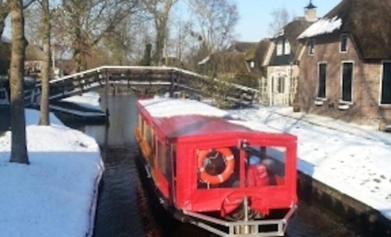 Giethoorn: Canal cruise Giethoorn village and lake - The Value of a One-Hour Tour
