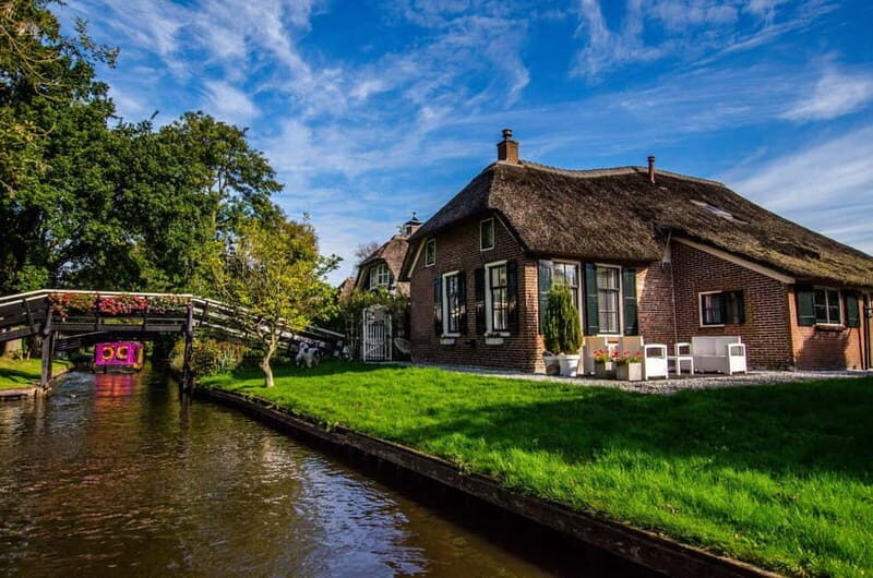 Giethoorn: Canal Cruise & lake Tour & Sightseeing Village - A Closer Look at the Tour Experience