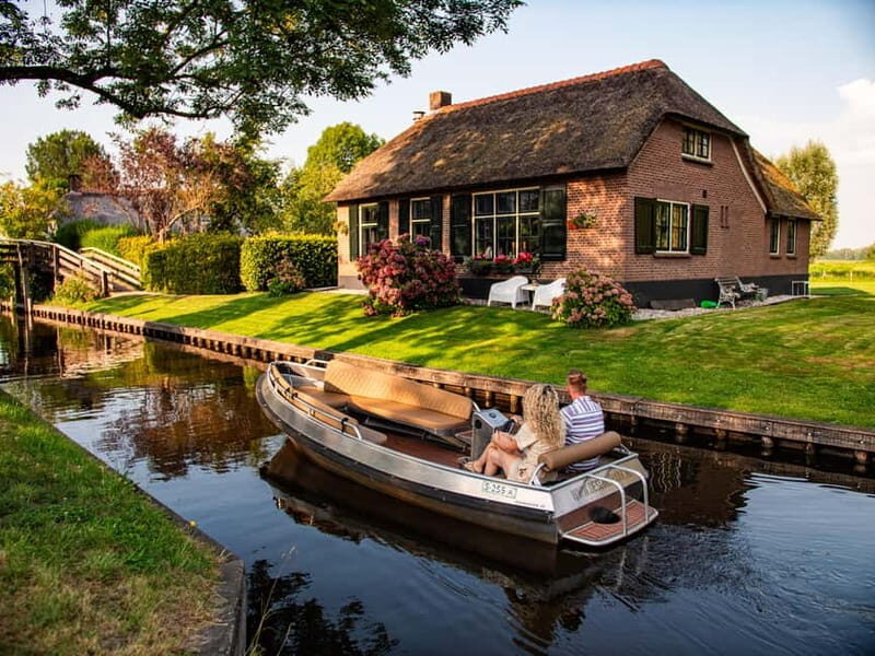 Giethoorn centre: Private tour with local tourguide - A Detailed Look at the Giethoorn Private Boat Tour