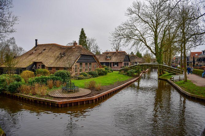Giethoorn Guided Day Trip with Boat Ride from Amsterdam - Exploring Giethoorn: A Closer Look