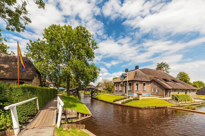Giethoorn: Highlights Canal Cruise and Sightseeing Village - A Deep Dive into the Giethoorn Experience