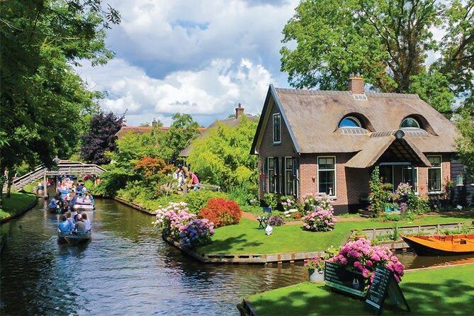Giethoorn Private Tour Guide Giethoorn in luxury Jaguar S Type - FAQ
