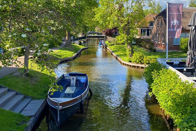 Giethoorn Roundtrip Transport with Optional Guided Canal Cruise - The Village Experience