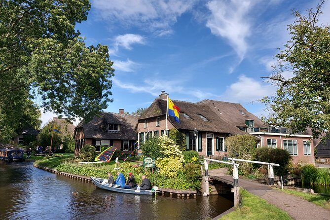 Giethoorn Small-Group Tour from Amsterdam (Max. 8 People) - Exploring Giethoorn in Detail