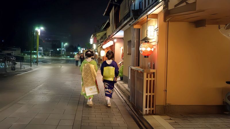 Gion 2-Hour Hidden Gems Guided Tour - Two hours to make sense of Gion