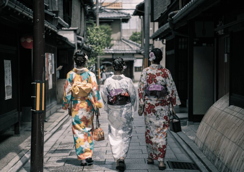 Gion Walking Tour, Geisha Show and Japanese Game in Kyoto - A Detailed Look at the Gion Walking Tour Experience